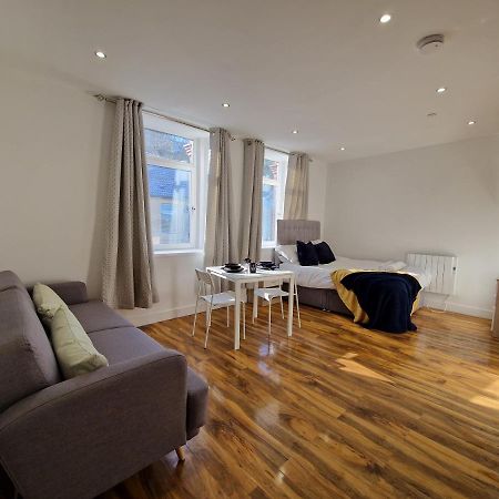 Flat 5. Modern Studio Apartment, Tynte Hotel, Mountain Ash Quakers Yard Exteriör bild