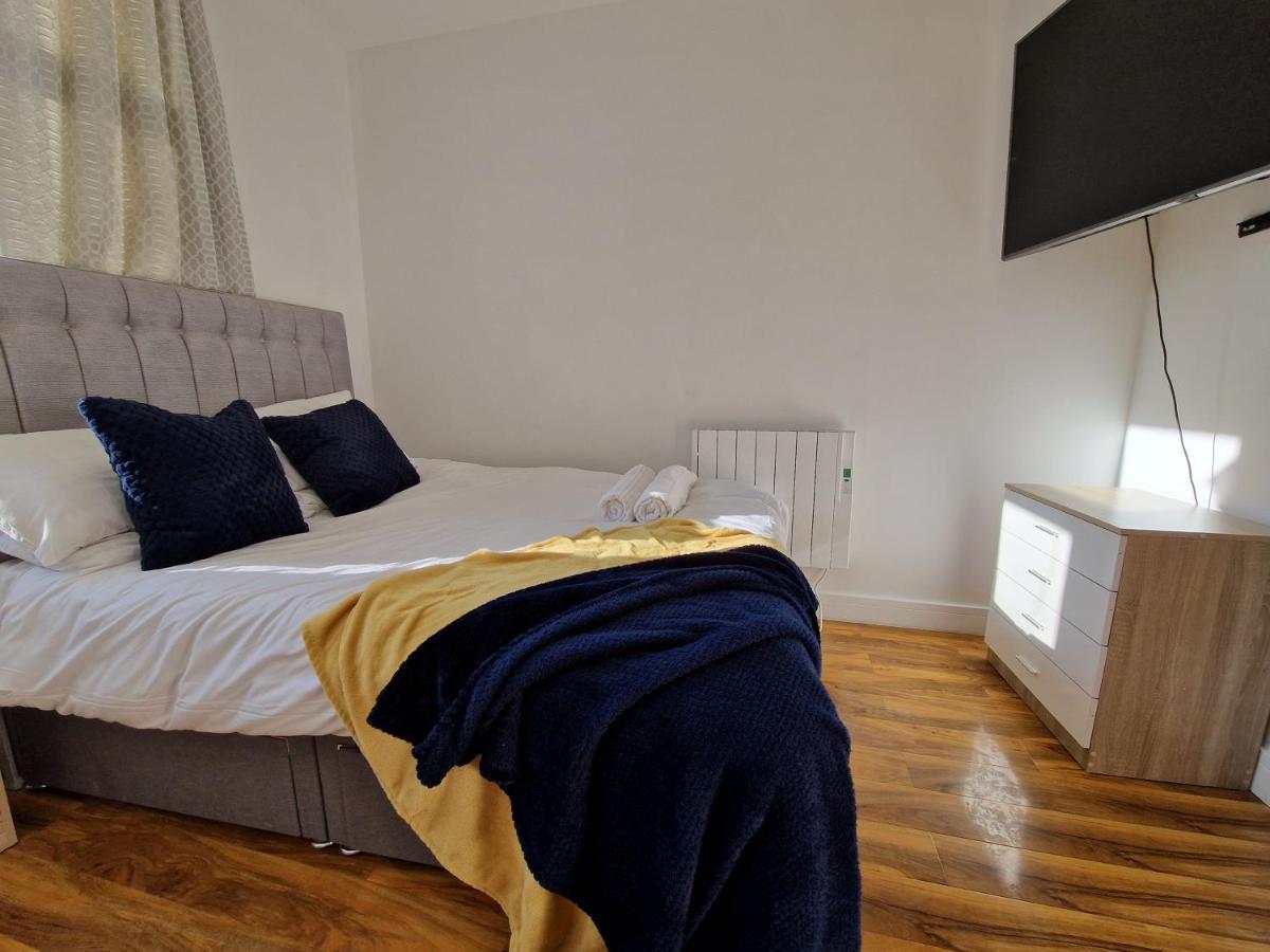 Flat 5. Modern Studio Apartment, Tynte Hotel, Mountain Ash Quakers Yard Exteriör bild