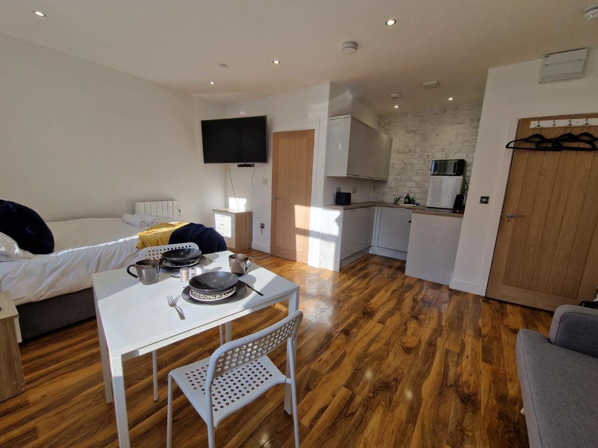 Flat 5. Modern Studio Apartment, Tynte Hotel, Mountain Ash Quakers Yard Exteriör bild