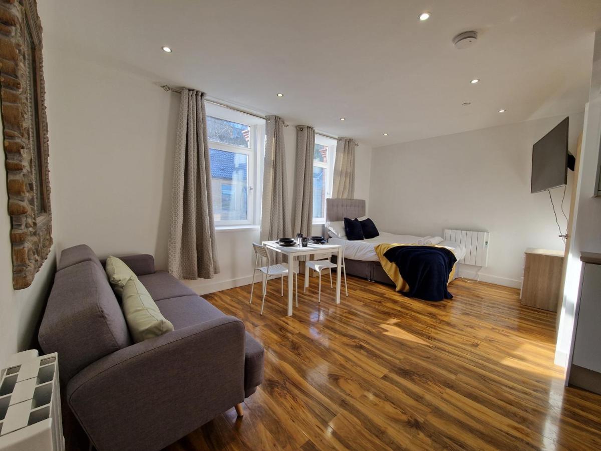 Flat 5. Modern Studio Apartment, Tynte Hotel, Mountain Ash Quakers Yard Exteriör bild