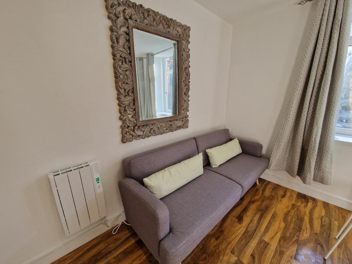 Flat 5. Modern Studio Apartment, Tynte Hotel, Mountain Ash Quakers Yard Exteriör bild