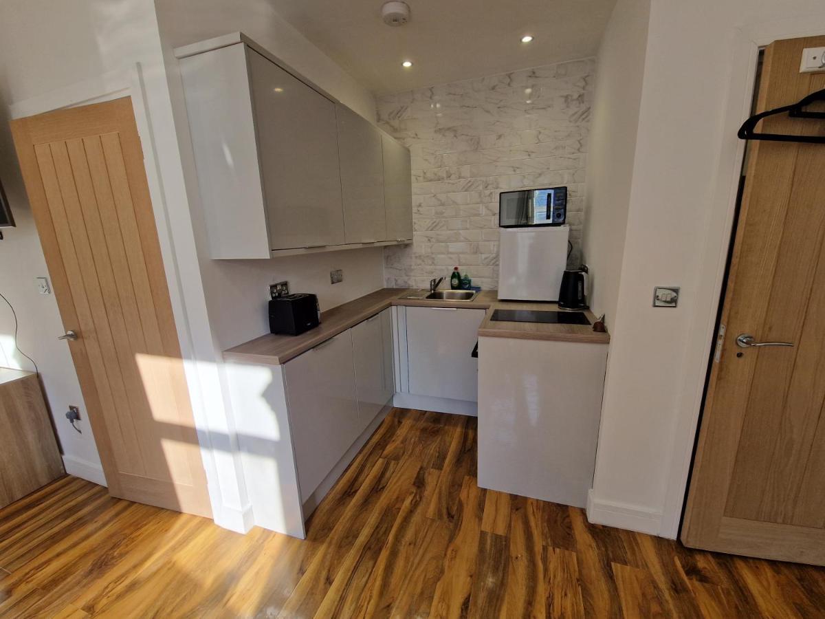 Flat 5. Modern Studio Apartment, Tynte Hotel, Mountain Ash Quakers Yard Exteriör bild